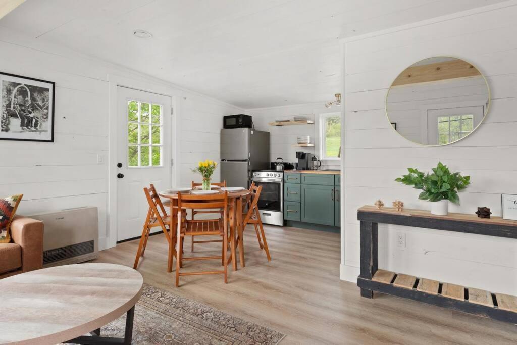 Charming & Freshly Restored Farmhouse 1 Mile From Center Of Stowe Exterior foto
